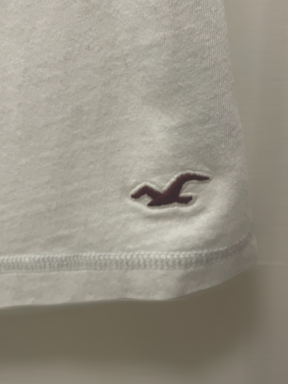 Hollister White Ruffle V-Neck Tee with Logo - Picture 3 of 8